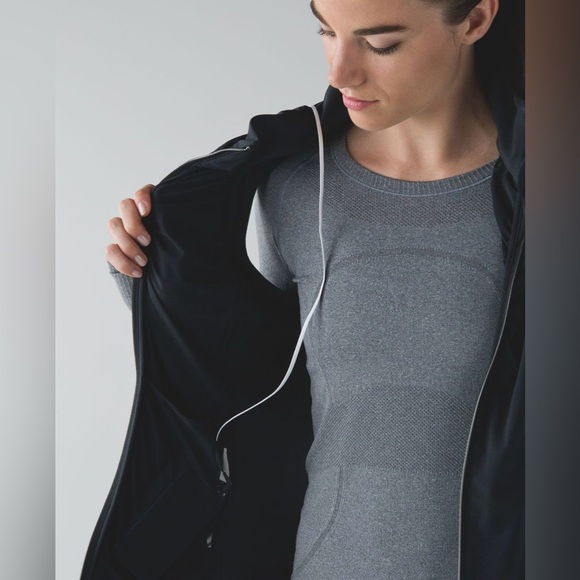 Lululemon Go The Distance Running Vest Hoodie Black Size 2 lightweight - Picture 6 of 15